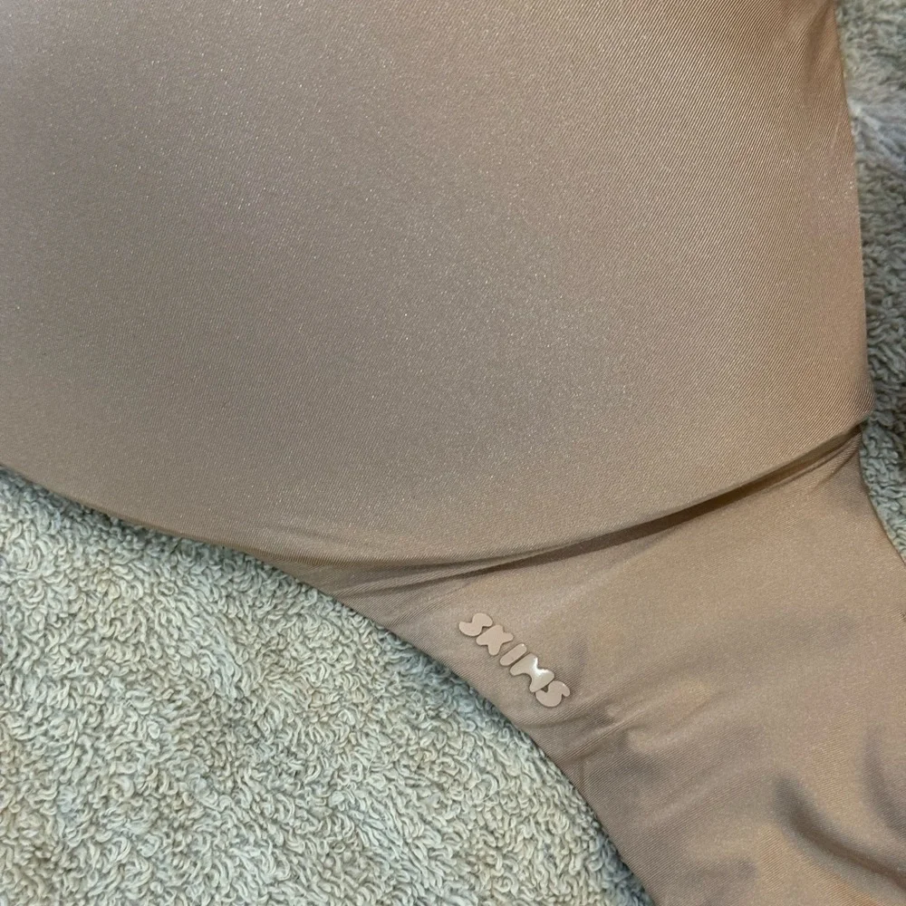Skims Body Wireless Form Push Up Plunge Bra 34H Clay NWT